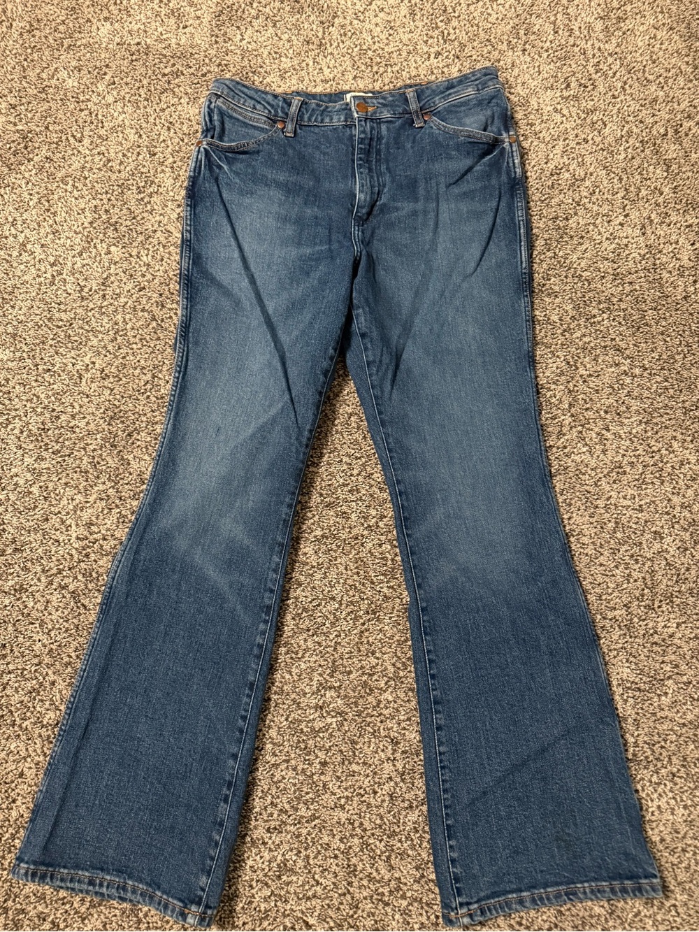 Wrangler Women's Flared Jeans in Blue Wash